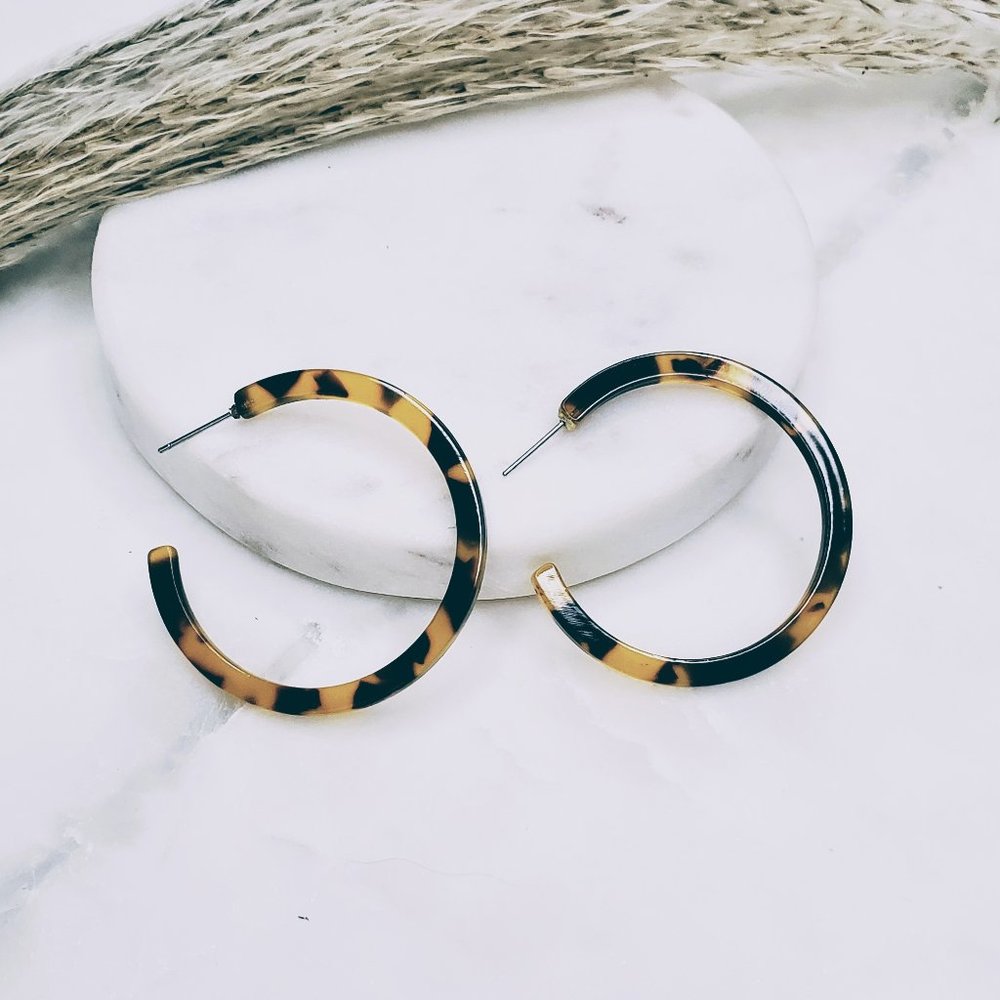 5 for $25 Tortoise Print Acrylic C Hoop Earrings - Picture 4 of 6